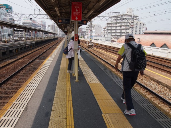 並ぶなんて絶対不可能 大阪 中津駅 のホームがあまりにも狭すぎた 東京別視点ガイド