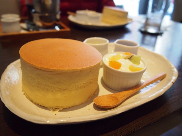 日本一分厚いと評判のパンケーキを カフェサロンsonjin で食べてきた 東京別視点ガイド