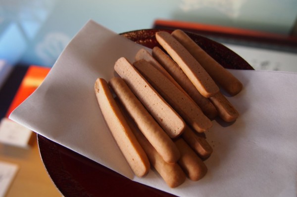 日本一堅いお菓子 原料は砂糖と卵と小麦粉のみ 高知の郷土菓子 ケンピ が常軌を逸した硬さだった 東京別視点ガイド