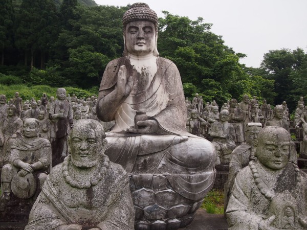 総数1200体超え】「ふれあい石像の里」には一般人の石像が溢れ