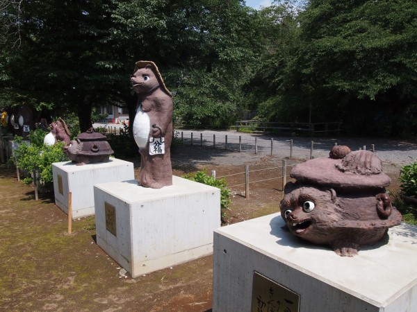 ぶんぶく茶釜のモデル「茂林寺」はタヌキまみれ！なぜかみな右斜め上を
