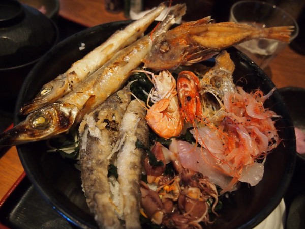 沼津港の ドンどこ丼 で９種の深海魚を楽しめる 深海魚丼 を食べてきた 東京別視点ガイド