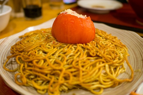馬喰町の中華料理屋「帆」には、トマトが丸ごと1個乗っかったカタ