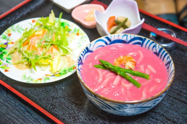 ピンクまみれ 鳥取の 大榎庵 でピンクカレーとピンクうどんとピンク醤油とピンクわさびを食べてきた 東京別視点ガイド