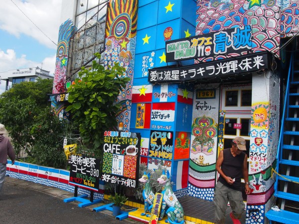 怪しげなイラスト 不可解な文字が壁を埋め尽くすカフェ パブレスト百万ドル に潜入してきた 東京別視点ガイド
