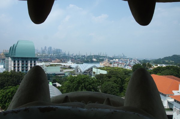 もう１つのマーライオン シンガポールの マーライオンタワー は全長３７ｍで超デカい 口から町を見下ろせる 世界別視点ガイド