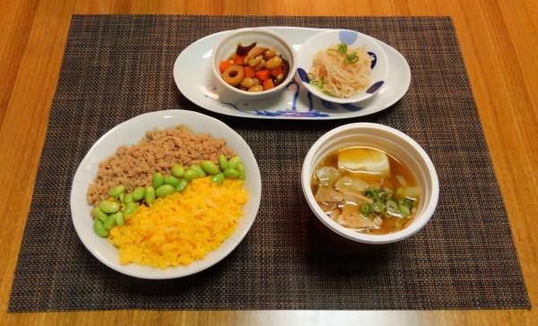 レンジで温めるだけと作り置きの合体の献立 ３色そぼろごはん 水は方円の器に随う