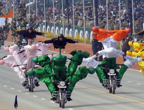 インド独立記念日 軍事パレードのバイク パフォーマンス 美容整形と美容外科の南クリニック 渋谷 名古屋 の独り言
