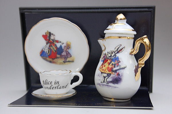 Reutter ミニチュア ロイター ミニティーセット 不思議の国のアリス Rp 0 高級ミニチュア陶器 ロイターポーセリン ドールハウスの世界とミニチュア雑貨