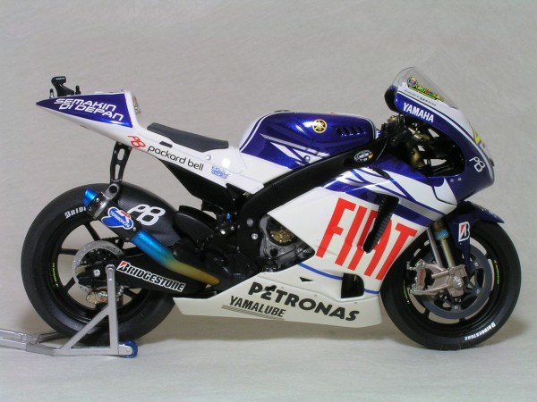 ヤマハ YZR-M1 マーベリック・ビニャーレス 1/12 ミニチャンプス Amazon | ミニチャンプス 1/12 ヤマハ YZR-M1#12 M.ビニャーレス