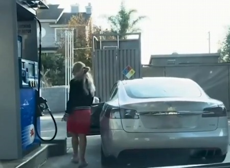 動画 女さん テスラモデルs でガソリンスタンドに来てしまうw ミラクルミルク 動画 女さん テスラモデルs でガソリンスタンドに来てしまうw ミラクルミルク