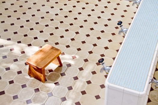 兵庫 スーパー銭湯のサウナに２人きり ７０歳男 客の胸や下半身触る ミラクルミルク