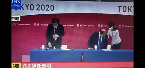 悲報 東京五輪組織委員会 会見でおっさん委員が座る椅子を引くためだけに女性職員を登場させて炎上 ミラクルミルク