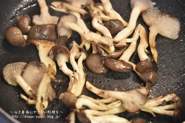 サッと炒めるだけ ほうれん草とひらたけのバター醤油炒め 作り置きおかずレシピとお弁当 心と身体にやさしい料理を 鈴木美鈴オフィシャルブログ Powered By ライブドアブログ