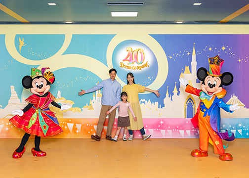 40周年コスチュームのミッキー＆ミニーと写真が撮れる TDR40周年
