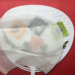 押し花を飾ったうちわ作り 40人のデイサービスで喜ばれるレクとは