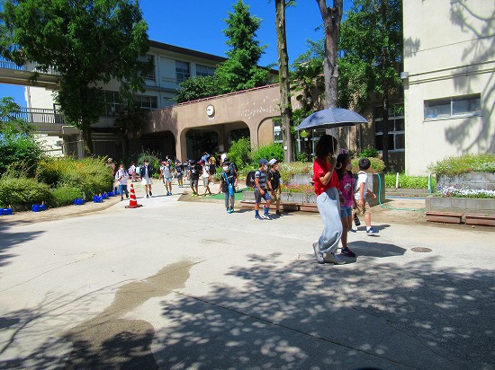 小学生の 帰宅風景 花好きおばあさんの 園芸ボランティア日記