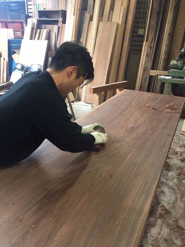 ウォールナット一枚板を手鉋で 持井工務店 スタッフ日記
