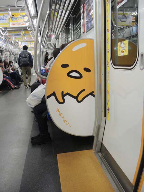 西武鉄道30000系“微笑み電車”に卵キャラクターラッピング登場 9000系