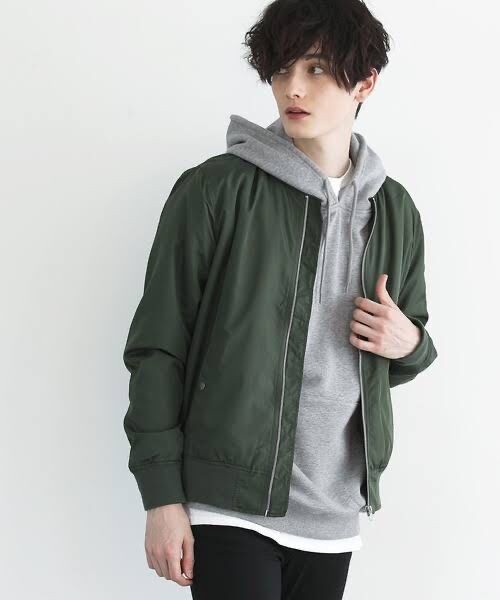 パーカー着てコート着てフード出してるファッションwww モードvip