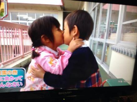 幼稚園児のラブラブなキスシーンに対する独身者の叫び 中国の反応 燃えろ China 中国の反応