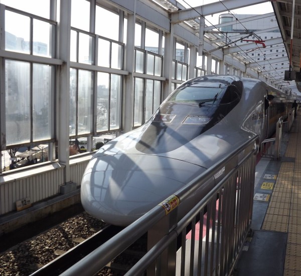 山陽新幹線博多開業記念　鉄道レール 山陽新幹線の全線開業から50年 博多駅で記念の出発式 これまでに