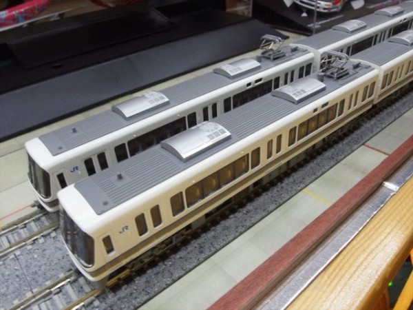今週の一両 KATO 221系 : クローゼットの中の鉄道模型