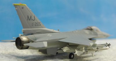 コレクション ダイキャスト製飛行機模型 F－16 : クローゼットの中