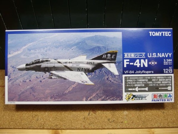 TOMYTEC 技MIX U.S.NAVY F-4N VF-84 Jolly Rogers : クローゼットの中