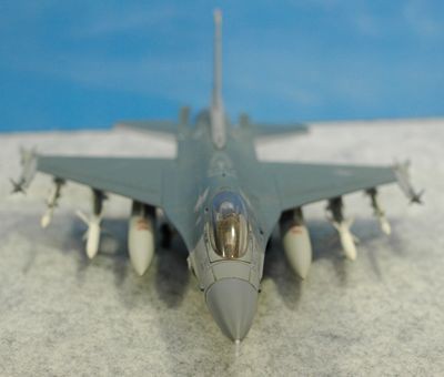 コレクション ダイキャスト製飛行機模型 F－16 : クローゼットの中