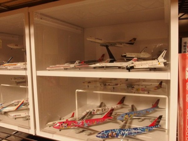 ダイキャスト製飛行機模型を飾るケースを購入 : クローゼットの中の