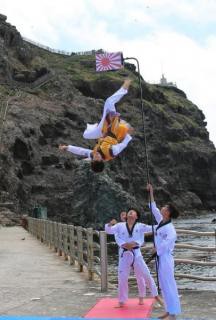 呆れる 韓国さん竹島でパフォーマンス 韓国体育関係者 独島で 旭日旗 粉々に 日本 領土表示の是正を もくもくトレンド速まとめ