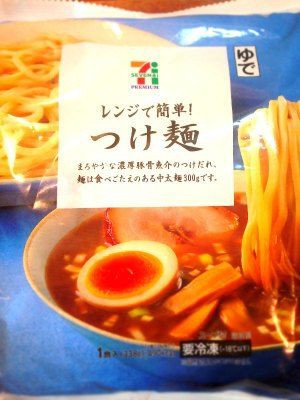 セブンイレブンの冷凍 つけ麺 は美味しいけど 自前トッピングが必須 今日も食べておる