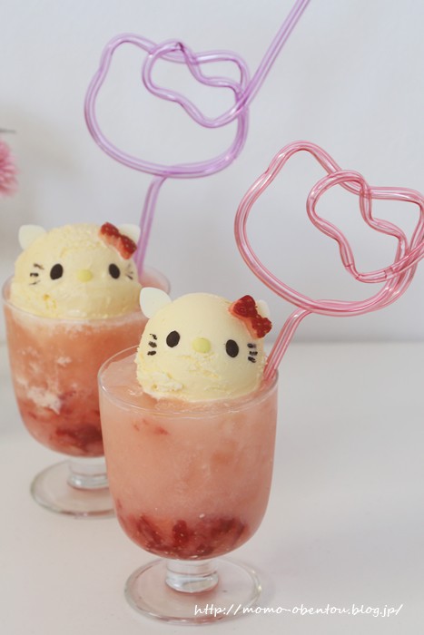キティちゃんのいちごカルピスフロートと誕生日のつぶやき。 : momo's