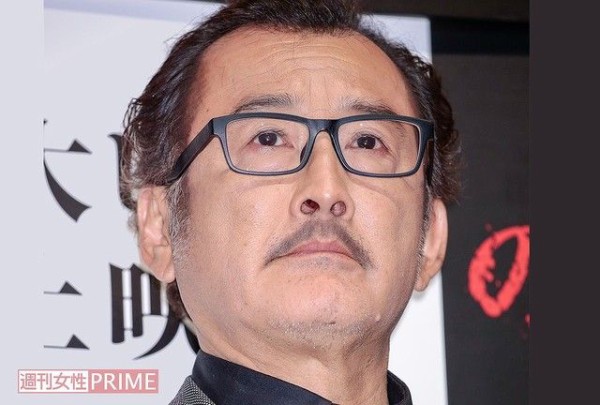 吉田鋼太郎 愛犬と黒ずくめ ペアルック で大人の色気が止まらない 犬好きmomotyのブログ
