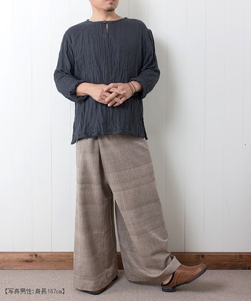 メンズ ワイドパンツ仲間 タイパンツ でキレイめカジュアルｘアジアンスタイル ウッキーなばななモンキーがのほほんと