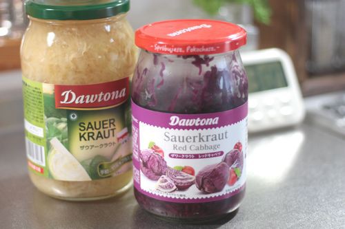 業務スーパー おすすめ品はコレ ザワークラウト 瓶にびっしり ハマります この味 ウッキーなばななモンキーがのほほんと