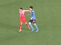 サッカー日本代表 冨安選手 韓国選手の肘鉄で前歯を折られる 動画 ツイッタートレンド速報