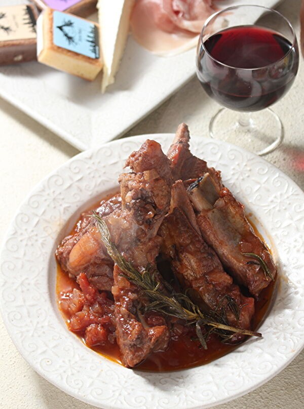 ジョージアの赤ワインとスペアリブのトマト煮と洋食の日 もりもんのまいにちおいしい