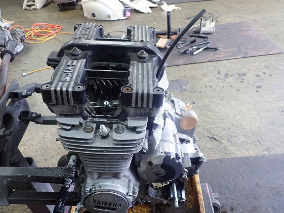 XJ400(逆車)レストア：エンジン開けて、エンジン塗って : モリヤス