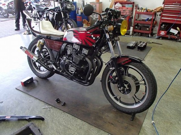 まずは『SELECT' シングルシートカウル』の取り付けから