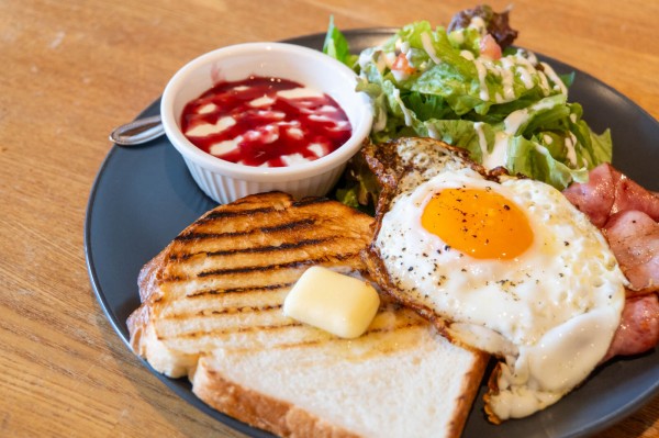 NO COFFEE NO WORKEE」の『ベーコンエッグトーストセット』（高槻市