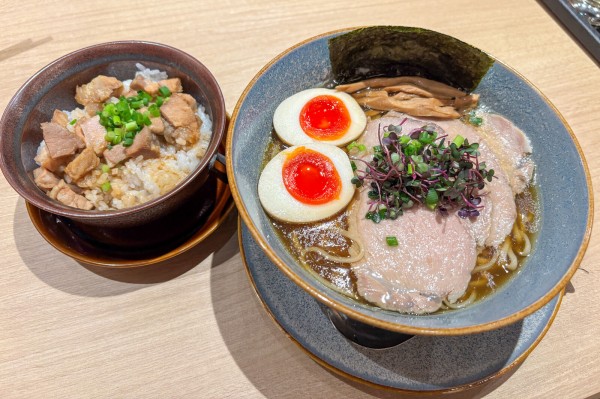 中華蕎麦 三藤」の『鶏醤油中華蕎麦 特製トッピング』など（島本町