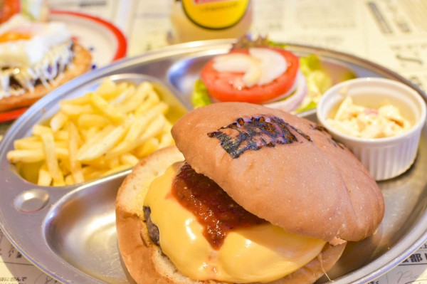 T's☆Diner」の『高槻チーズバーガー』など（高槻市城北町）【たかつ