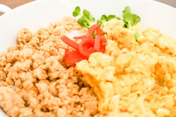 Smilecraft cafe｣の『甘辛鶏の三色そぼろ丼ランチ』など（高槻市寿町
