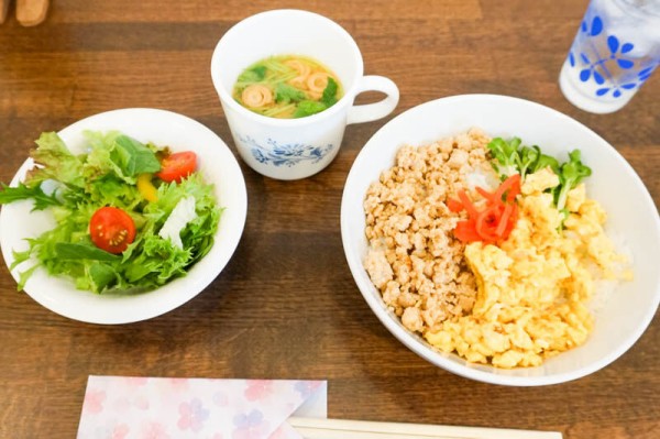 Smilecraft cafe｣の『甘辛鶏の三色そぼろ丼ランチ』など（高槻市寿町