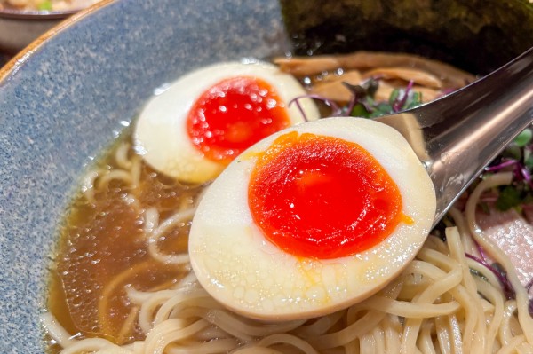 中華蕎麦 三藤」の『鶏醤油中華蕎麦 特製トッピング』など（島本町
