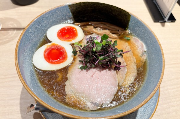 中華蕎麦 三藤」の『鶏醤油中華蕎麦 特製トッピング』など（島本町