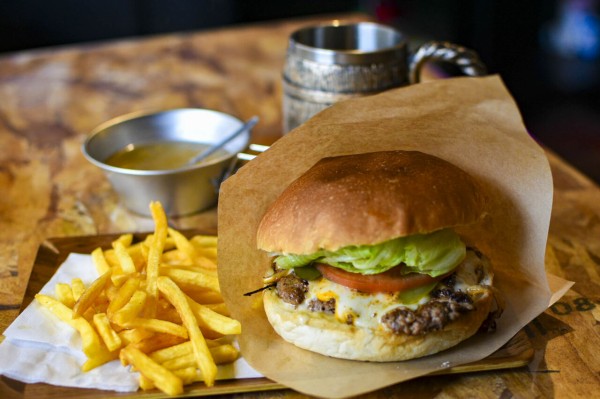 STEAK to BURGER SLogi9」の『Wチーズバーガー』（茨木市舟木町）【い