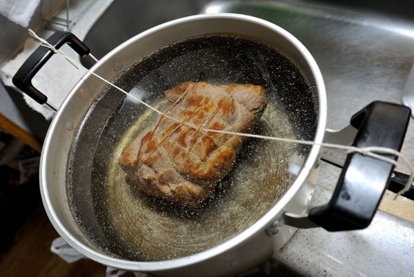 自作 チャーシューを作るときに肉の表面を焼く意義を考えてみた お水をどうぞ
